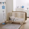 Lit bébé forme roulotte, L 142 x H 90 x P 67,1 cm, pour couchage 60 x 120 cm, réglable sur plusieurs hauteurs, 361 euros, La Redoute.
