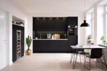 TÉMOÉ Structure en panneaux de particules surfacés mélaminés coloris noir. Façades en panneaux de fibres de moyenne densité stratifié laqués, postformées recouvertes dâ€˜une feuille de PET laquée. Chants assortis
à la façade. Finition coloris noir mat. Poignées métalliques couleur inox. Existe en différents coloris. Montée. Implantation type à partir de 945€.