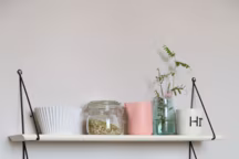 On aime la simplicité de l'étagère Rétro, en bois laqué couleur crème et montants en métal noir. L 66 x P 14 x H 69 cm, existez aussi en rose clair, noir ou bois naturel, 82 euros, Le Repère des Belettes