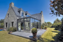 Grâce à sa toiture entièrement vitrée, la véranda Schüco dispense un maximum de lumière naturelle toute la journée.