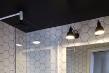 Salle de bains moderne avec carrelage et douche à l'italienne