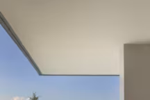 La piscine surplombe en beauté la vallée et fait face au coeur des montagnes. Fauteuils "Diamond" d'Harry Bertoia et table basse en résine minérale d'Eero Saarinen, le tout Knoll.