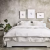 Cadre de lit blanc, 140x200cm ou 160x200cm, respectivement 208 et 239 euros.
Housse de couette et deux taies, beige, 100% coton, 150x200cm/65x65cm, 39,95 euros.
Abat-jour suspension blanc, diamètre 43cm, 7,99 euros.