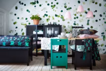 SÄLLSKAP Banc / Coffre de rangement 149 euros Pin massif, 120 x 54 x 76 cm ; SÄLLSKAP Coussin 14,95 euros 100% Coton, 120 x 45 cm ; SÄLLSKAP Vitrine 285 euros Pin massif, Verre trempé, 140 x 42 x 120 cm ; SÄLLSKAP Bougeoirs H9cm, acier 3.50 euros H13cm , acier 3.50 euros ; SÄLLSKAP Torchons 4,90 euros/2pcs 100% Coton, 50 x 70 cm ; SÄLLSKAP Coupe 2,90 euros/pcsGrès, Ø15 x 17 cm ; SÄLLSKAP Housse de coussin 4,99 euros/pcs 100% Coton, 50 x 50 cm ; SÄLLSKAP Abat-Jour 12,95 euros Acier peint, Ø24 x 20cm ; SÄLLSKAP Chaise avec rangement 79 euros Pin massif, 44 x 47 x 75 cm ; SÄLLSKAP Tablier 7,90 euros 100% Coton, 90 x 90 cm