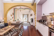 Fauteuils House Doctor, table basse El Corte, tapis Ikea, coussins Super Studio.