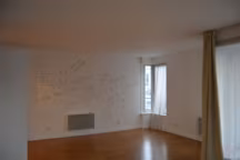 Avant/après : un appart de style entre bois et bleu Klein