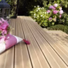 Cette terrasse est en bois composite : les lames qui la recouvrent sont constituées d'un mélange de fibres de bois et de PVC. Elle a l'avantage de ne presque pas griser avec le temps ; tout juste se décolore-t-elle légèrement sous l'action des UV. Composit'Pro, 98 euros le m², deux faces rainurées, existe en havane comme ici ou en gris, 300 x 140 x ép. 22 mm, Silverwood.
Copyright : LCB/Silverwood