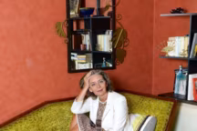 Installée à deux pas du parc Georges-Brassens, à Paris, Isabelle Gautier se dit "infidèle en matière de divan". "J'en ai investi plusieurs, dont la fameuse chaise longue dessinée par Le Corbusier et Charlotte Perriand, qui s'est révélée très instable, surtout pour les patients corpulents." Quant au divan de son ami Hilton McConnico, "il était âpre à regarder et à s'approprier". Depuis 2010, la psychiatre a donc opté pour une méridienne Art déco chinée dans une salle des ventes : "Je l'ai fait revernir au tampon et recouvrir d'un tissu façon galuchat."Sur quels critères avez-vous choisi votre divan ?"Un divan doit avant tout être un objet qui contient. Ensuite, c'est une affaire à trois, entre le divan, le psy et l'analysé."Avez-vous essayé votre divan, comme on essaie un lit ?"Oui."Votre divan en dit-il long sur vous ?"Il ne parle que de moi ! Le divan et son environnement sont une mosaïque de choses que j'aime."A quel rythme changez-vous de divan ?"J'en ai déjà eu cinq."Petite confidence entre amies : "Dans mon premier cabinet, le divan était un lit Ikea et le plafond avait un revêtement brillant. Résultat : les patients se reflétaient au plafond... Ça stimulait les fantasmes !"Le cabinet parisien d'Isabelle Gautier s'ouvre sur un jardin : "J'ai d'abord installé le divan face aux livres. Mais, aujourd'hui, mes patients sont face à la verdure et cela change tout."