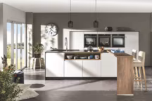 La laque mat s'associe avec élégance au bois Venice Walnut dans cette cuisine Courchevel blanc mat