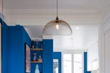 Cette petite cuisine ouverte ose la couleur !