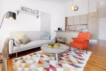 Sofa Induflex. Textiles Superdecor. Tableaux du designer de l'appartement, Rui Garcia. Lampes et suspensions Area Store.