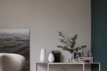 Console Bordeaux en MDF et métal, L 125 x P 32 x H 96 cm - Prix : 499 euros, BoConcept.