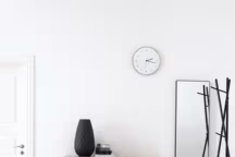 Meuble Lugano avec fixation murale et porte abattante. Disponible dans différentes couleurs. Ici en plaqué noyer. H 77 x L 115 x P 35 cm. 949 euros, BoConcept