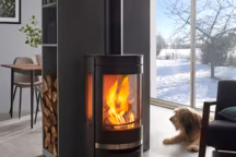 Dans une pièce à vivre, les adeptes d'une bonne flambée opteront pour le poêle à bûches. Poêle à bois Panadero Suerte Ecodesign 8 kW, Castorama.