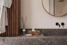 Plus d'info : diffuseur de parfum No.10 Bâtons parfumés de Rock Rozen 470 ml Marie-Stella-Maris, 45 euros ; peignoir en coton biologique à motif rayé Tekla, 179 euros ; brosse à dents en chrome Decor Walther, 13,95 euros ; dentifrice Aquatic Mint - dentifrice en paquet de 3 Marvis, 24,50 euros, de Bijenkorf.