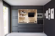 Ici, le four et le micro-ondes sont encastrés l'un au-dessus de l'autre, pour une plus grande praticité dans la cuisine. Cuisine Tango, Conforama Cuisine.