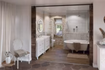 Faïence murale Jade, blanc, 21,4 x 61 cm, 29,40 euros le m2. Carrelage grès cérame Village white inspiration bois, 24,8 x 100 cm, 49,55 euros le m2. Arte Home et Keraben chez Envie de salle de bain.