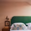 Du vert et du rose créent une chambre ethnique comme au Mexique