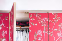 Le papier peint recouvre nos meubles