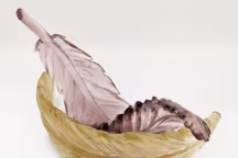 La série "Plumes", aux harmonieuses courbes de verre violine et or, semble tombée du ciel.