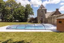 L'abri bas Desjoyaux est télescopique et coulisse à droite comme à gauche pour accéder au bassin à votre gré. Piscine Desjoyaux.