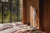 Plus d'info : chemise de nuit en coton biologique avec poche poitrine Telka, 240 euros ; ensemble housse de couette Organic en coton biologique 300TC de Bijenkorf Home, 84,95 euros ; plaid Earth en laine d'agneau 130 x 200 cm Klippan, 76,50 euros ; bouillotte en coton Yuyu, 49,50 euros, de Bijenkorf.