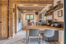 Le cabinet d'architecture et de rénovation Hemea a réalisé l'écorénovation complète de ce chalet. Le confort a été amélioré, et l'espace agrandi, il pouvait accueillir 8 personnes et désormais il peut en accueillir 12.