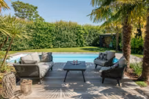 Idéal en extérieur, l'Ipé est un bois exotique naturellement classe 4. Au fil du temps, il se patine et prend une très esthétique teinte gris argentée. Réalisation Vert Louest-Lerheu, Bois Expo Distribution.