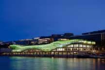 Réalisations pérennes de Yann Kersalé-SNAIK. En Rives à la Cité de la Mode et du Design, XIIIe, 2008, sur une architecture de Jakob + MacFarlane.