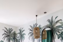 En photo : papier peint " Palm Grove » des Dominotiers chez Au Fil des Couleurs ; carreaux Equipe Ceramicas ; tapis Søstrene Grene