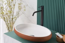 La vasque ose la couleur pour une salle de bains joyeuse