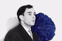 Yves Klein à la galerie One à Londres en 1957. Couleur émotionnelle, sensibilité cosmique et soif de liberté habitent son univers poétique.