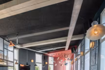 Les espaces communs mettent en lumière matériaux nobles et grands designers. Plafonnier " G13 » de Pierre Guariche, Sammode. Lampe " De Marseille » de Le Corbusier, Nemo. Lampe " Gras », DCW.