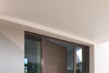 Pour une touche épurée et une bonne isolation en façade, on opte pour une porte d'entrée en aluminium de qualité. Alliance de finitions sablée et satinée. 153 couleurs à découvrir en magasin.
Bloc-porte d'entrée alu, Gamme 3 étoiles. Modèle Toronto sur mesure. Finition au choix. Crémone : Automatique. Nombre de point de fermeture : 6. Barillet : Fourni, Abus 5 clés + carte personnelle. Poignée vendue séparément. Epaisseur de l'ouvrant 65 mm. Epaisseur du dormant : 58 mm. Seuil : Aluminium, hauteur 20 mm. Isolation Thermique : Ud = 1,0 W/m2.K. Eligible au crédit d'impôt selon les dispositions fiscales en vigueur. Haute Isolation Phonique : Rw= 31 dB (-1;-3). Garantie : 15 ans. Prix pour une porte hors options et de dimensions : hauteur jusqu'à 230 cm et largeur jusqu'à 100 cm, à partir de 1699 euros. Lapeyre