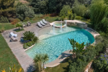 Sur mesure et réputée pour sa longévité, la piscine en béton armé autorise toutes les formes. Piscine en béton armé Diffazur.