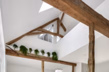 Avec un large panel de teintes mais aussi de finitions, le travertin se choisit avec soin. Dans cette pièce à vivre, l'agence Blackstones a opté pour un mélange de formats et un travertin avec des nuances de beige.