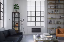 Radiateur Boléro Bas gris anthracite finition texturée, aspect mat. Radiateur connecté à inertie. Dim 380 x 836 cm. 1000 W. Double corps de chauffe : fonte + façade chauffante. Pilotable à distance via Smartphone et tablette avec le bridge Cozytouch® (vendu séparément). Communiquant : pilotage de tous les radiateurs d'une même zone/pièce à partir d'un seul radiateur. Programmation libre. Détection auto ouverture /fermeture fenêtres. Régulation électronique à 0,1 ° près. Jusqu'à 30 % d'économie par rapport à un convecteur de première génération. Garanti 2 ans pièces & Main d'oeuvre. A partir de 729 euros. SAUTER.