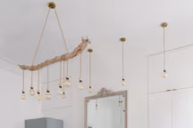 La cuisine, également rénovée par les anciens propriétaires il y a 10 ans, était pourvu de rangements intégrés dans les cloisons. Les anciens conduits de cheminées avaient offerts une surface bonus pour entreposer vaisselle et ustensiles.