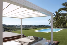 Comme une prolongation de la maison, un store ou une pergola offre une nouvelle pièce à vivre (pergola Softop, Monsieur Store).