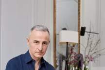 Portrait du designer Hervé Van der Straeten.