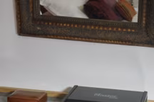 Coffre-fort compact biométrique à accès rapide d'une capacité de 2,3 L. En acier doublé de mousse, avec charnières invisibles. Avec ouverture biométrique et verrouillage numérique programmable mais aussi 2 clés de sécurité. Peut être fixé avec des vis. Dimensions, l.30.7 x H.8.1 x P.25.1 cm. 229 euros. Leroy Merlin.