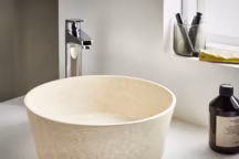 Dans la salle de bains, le marbre a bien des usages. Il peut habiller un plan de travail ou une paroi de douche ou de baignoire. Mais il est également parfait comme matériau pour une vasque, comme ce modèle à poser " Oriane ». La pierre naturelle apporte à cet élément sa présence et une note chaleureuse.