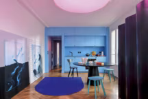 Dans la pièce à vivre, un module central en couleur a été cré dans le volume haussmannien. Il accueille la cuisine, la salle de bain et la tête de lit de la chambre. La façade du meuble cuisine est en médium peint, teinte " Unik 024-5 A », Unikalo, comme l'intégralité du mur. Mitigeur " Bosjön » en métal noir brossé, Ikea. Sur la droite, huile sur toile Specimen de l'artiste César Bardoux et à l'avant, Fluide Supercritique. Tapis sur mesure, en cordons de laine feutrée de Nouvelle- Zélande, bleu Klein, Objectsfor. Faïences émaillées, Potsandcups. Plat " Large Stencils Plate 85 », peint à la main, édition limitée, Psultan. Tabouret, table et chaise en frêne teinté, collection Daiku, Victoria Magniant, Galerie V.