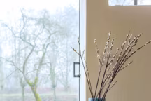 Plus d'info : deux bouts de canapé Ramona, Coco Maison, en aluminium et en fer, L 41-48 x P 41-43 x H 40-51 cm, 149 euros, H&H.