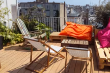 Le bambou s'associe à des palettes en bois pour habiller cette terrasse de ville.