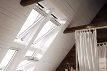 Fenêtre de toit Velux® Integra® Motorisée. Prête à installer, ouverture et fermeture assurées par un moteur électrique ou alimentées par énergie solaire. Fermeture automatique en cas de pluie. Télécommande tactile avec technologie sans fil. Modèle présenté GGU Integra® Confort MK04 finition EverFinish, 671 euros, Lapeyre.