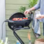 Un barbecue électrique sur pied aux lignes épurées