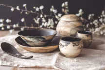 Pièces uniques en grès tourné, travail pictural en surface, collection Paint et Ebènes.