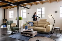 Bien choisir son canapé permet de créer une atmosphère personnelle dans le salon et d'adapter son confort à ses besoins (canapé Savona, 3 places, en tissu, à partir de 1899 euros, H&H).