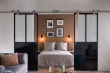 Porte coulissante Verre Carbone. Porte en verre trempée Saint Gobain 33,2. Miroir réfléchissant 2 faces. Epaisseur : 8 mm. Dimensions : H.200.5 x l. 82.5 cm. 239 euros, Lapeyre.